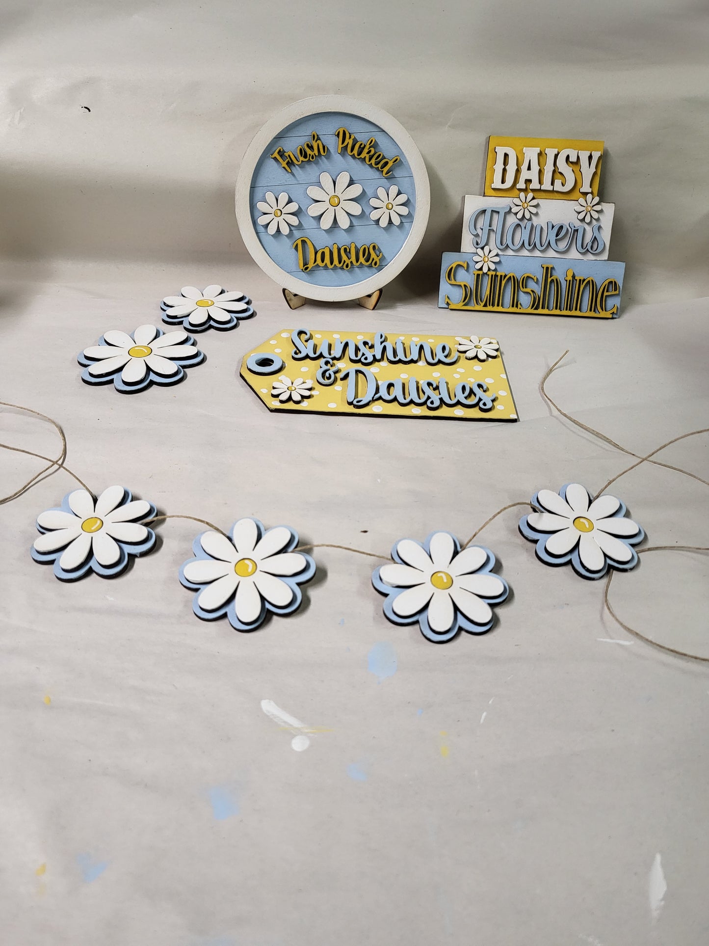 Painted Daisy tiered tray set